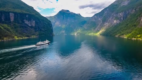 Fähre-Auf-Dem-Geiranger-Fjord,-Schöne-Natur-Norwegen.